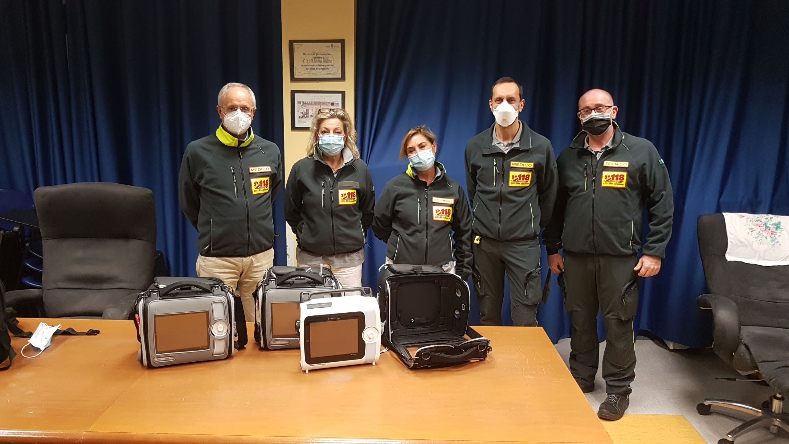 personale del 118 Savona con i quattro ventilatori polmonari donati