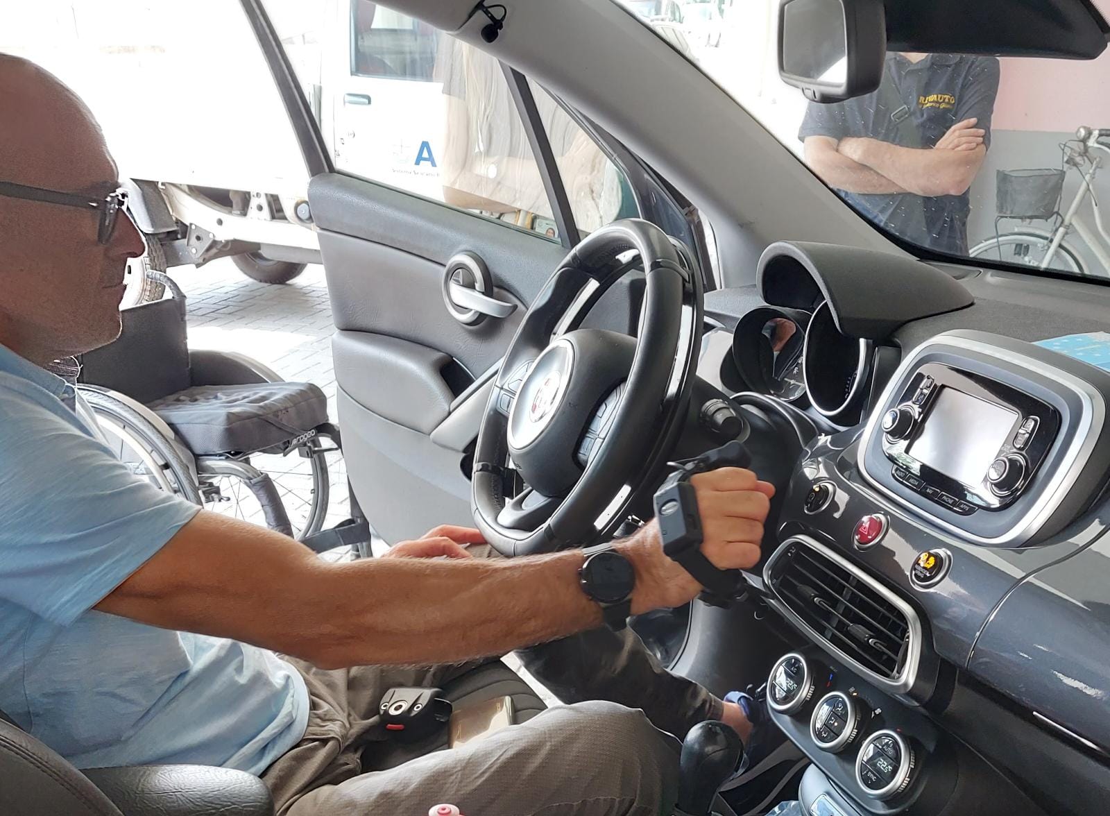 auto equipaggiata con dispositivi adattivi