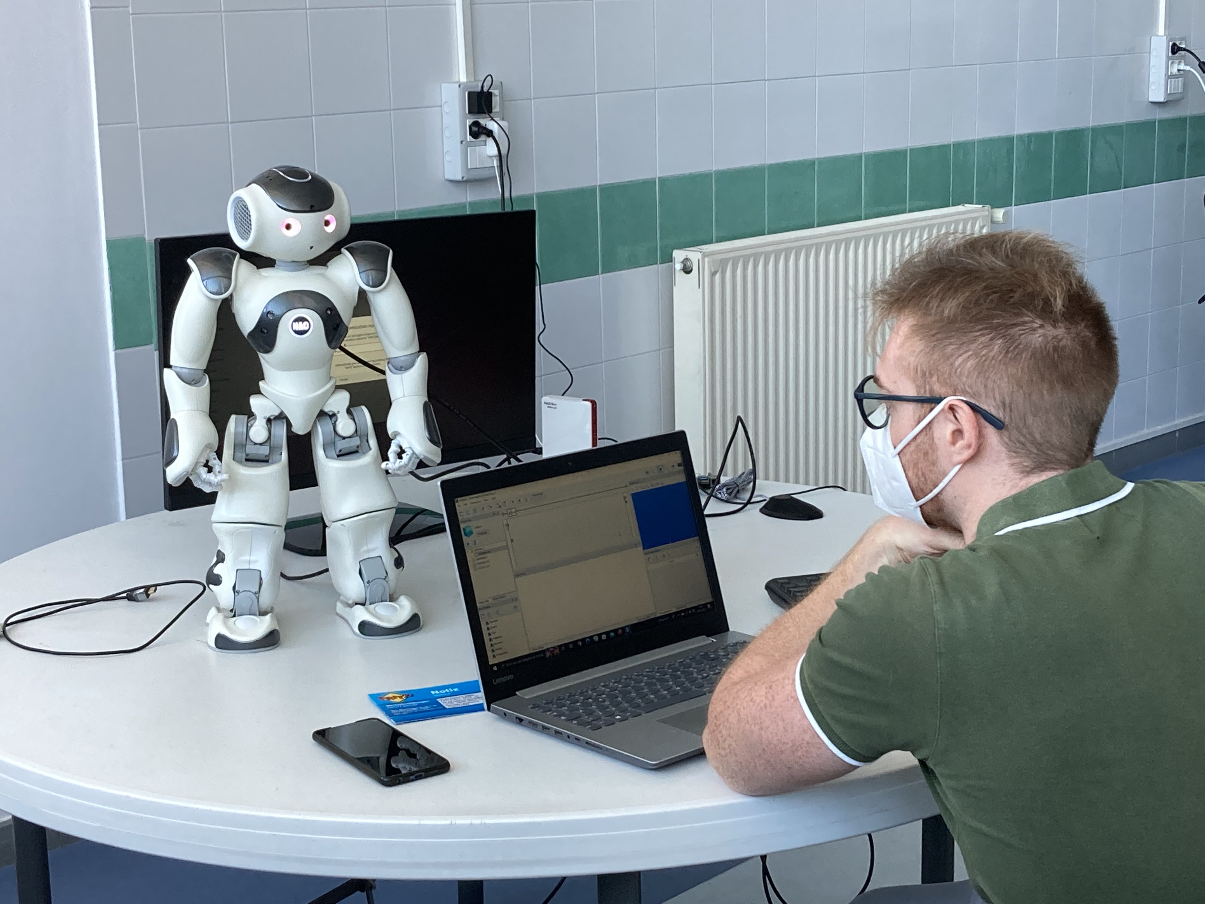 Un ricercatore accanto al robot sperimentale