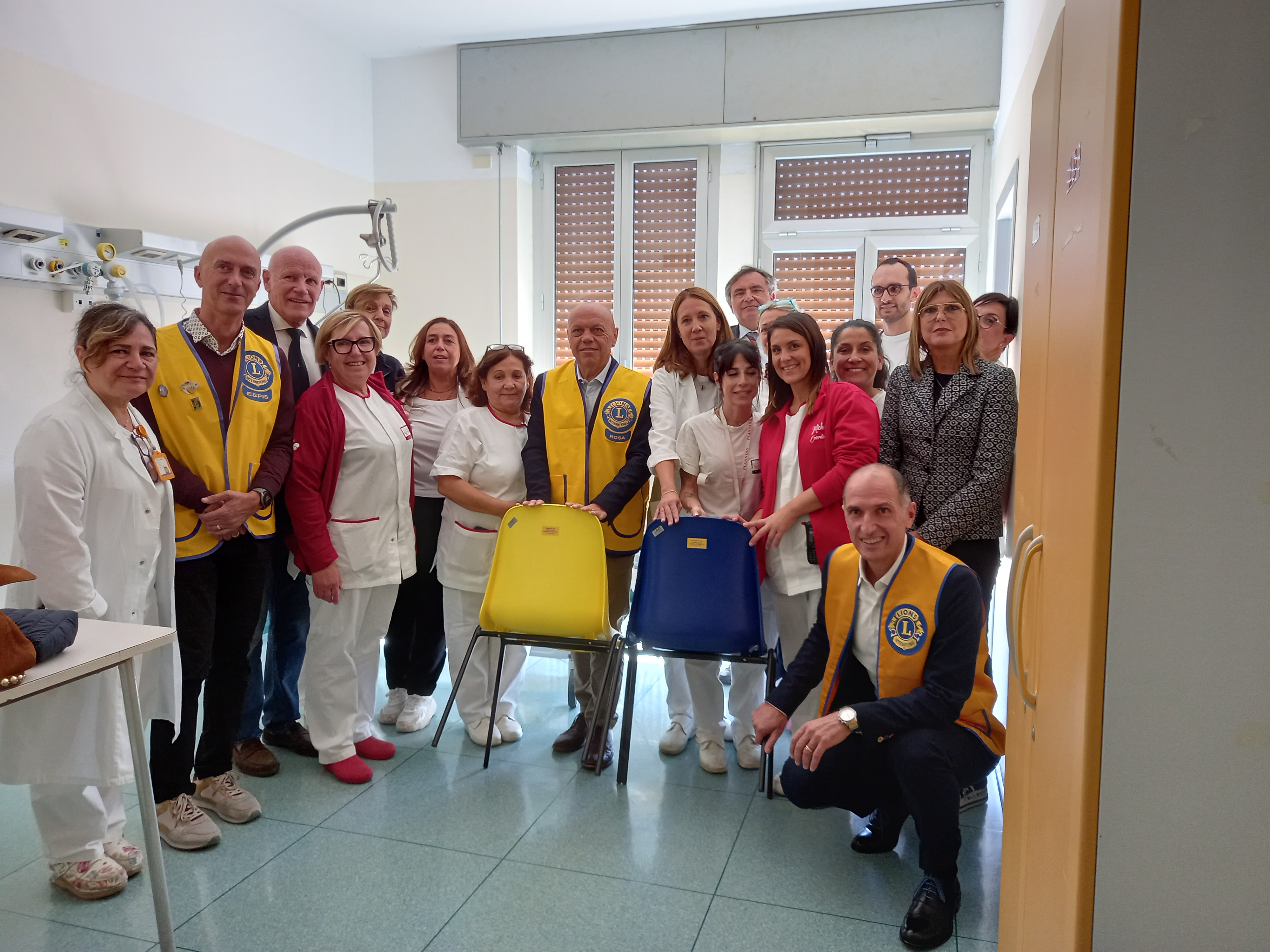 foto di gruppo in occasione della donazione del Lions Club all'Ospedale San Paolo