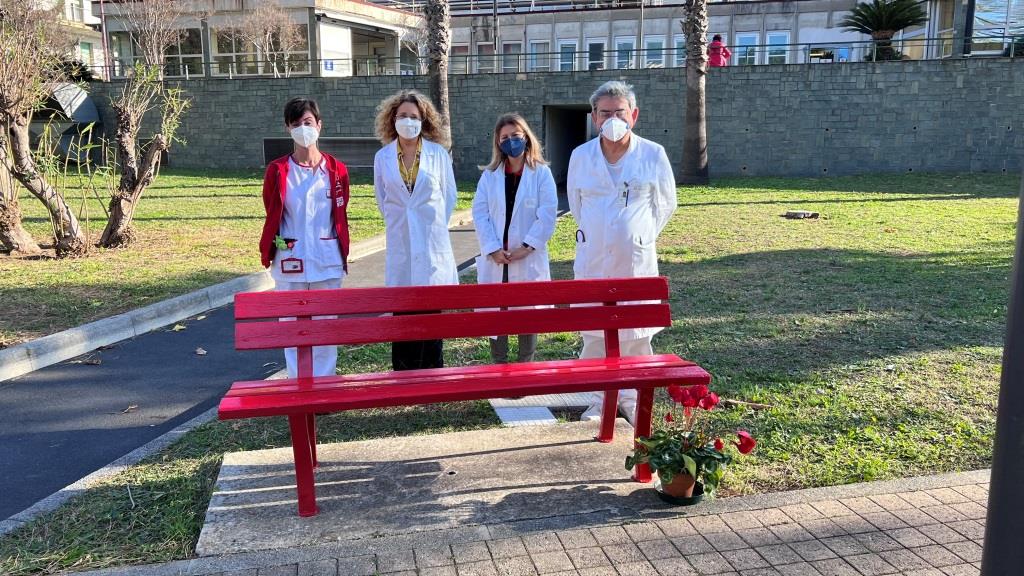  panchina rossa presso l'Ospedale S. Corona di Pietra Ligure